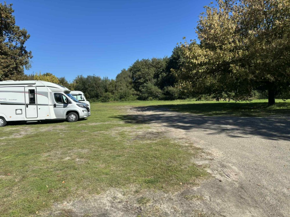 Aire camping-car  Sainte-Eulalie-en-Born (40200) - Photo 4